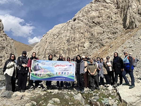 برگزاری برنامه گلگشت دانشجویان دختر دانشگاه علوم پزشکی ایران در روستای لالون به مناسبت هفته تربیت بدنی
